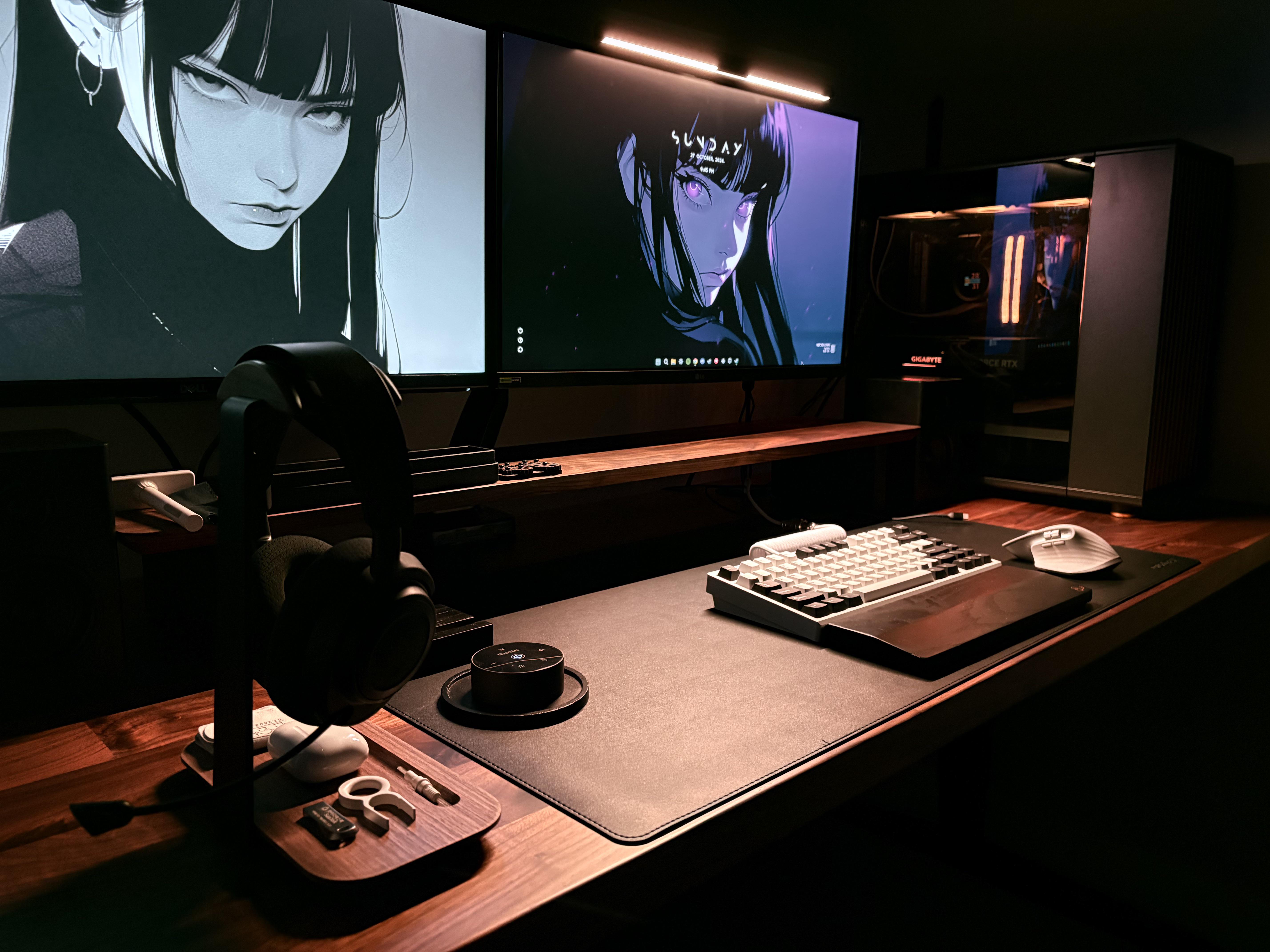 Setup gaming com monitor, torre RGB e periféricos