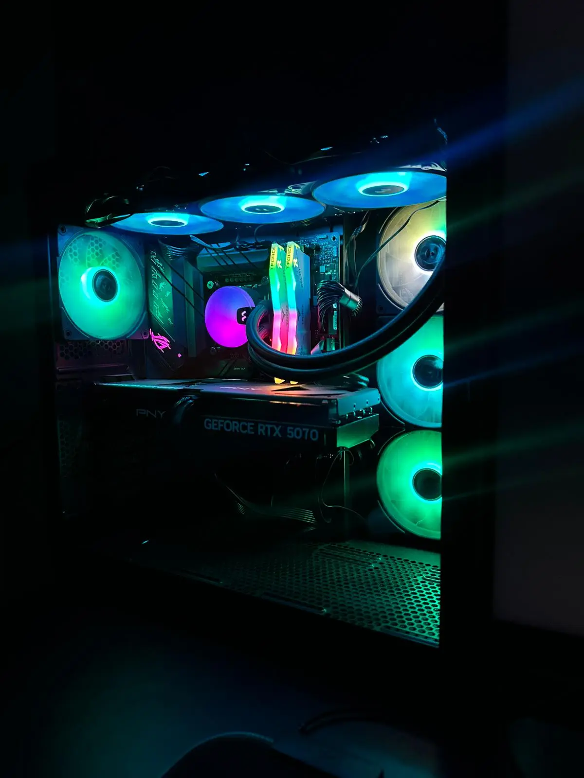 Setup gaming com monitor, torre RGB e periféricos