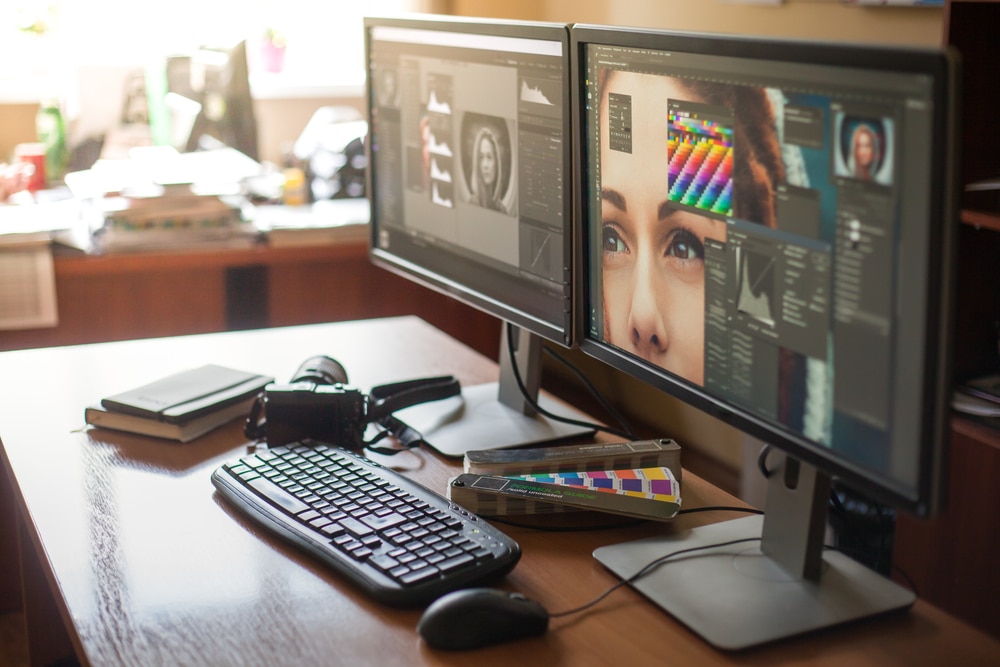 Workstation com dois monitores, timeline de edição e scopes de cor
